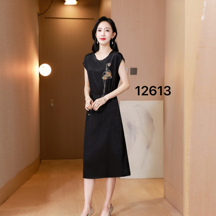 2026夏季新款黑色无袖连衣裙女圆领刺绣中长款收腰显瘦气质裙子