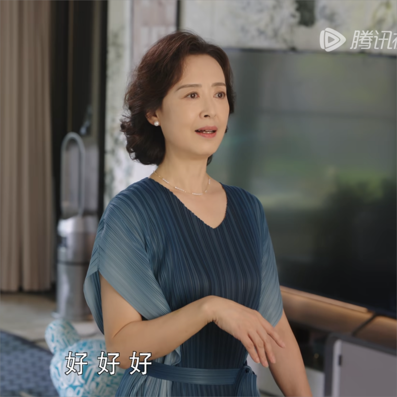 闪耀的她张萌秦岚张瑞珈同款V领撞色系带遮肚显瘦褶皱连衣裙女