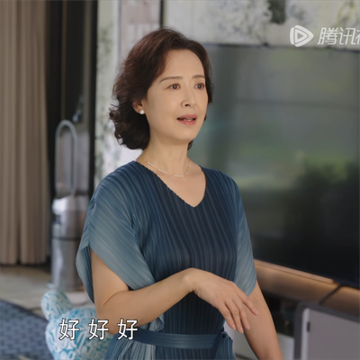 闪耀的她张萌秦岚张瑞珈同款V领撞色系带遮肚显瘦褶皱连衣裙女