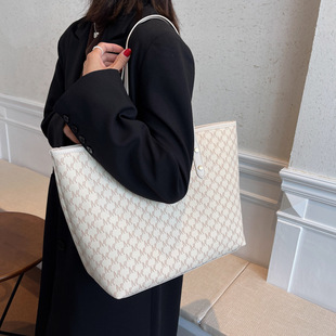 包包女轻奢大容量新款小众高级感通勤单肩托特包硬底立体可放电脑