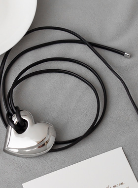 新款胸针项链 多用途高级感爱心皮绳链轻奢百搭小众立体长毛衣链