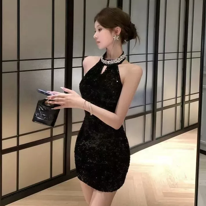 辣妹性感黑色亮片挂颈洋装女春夏新款高级感修身显瘦礼服包臀裙