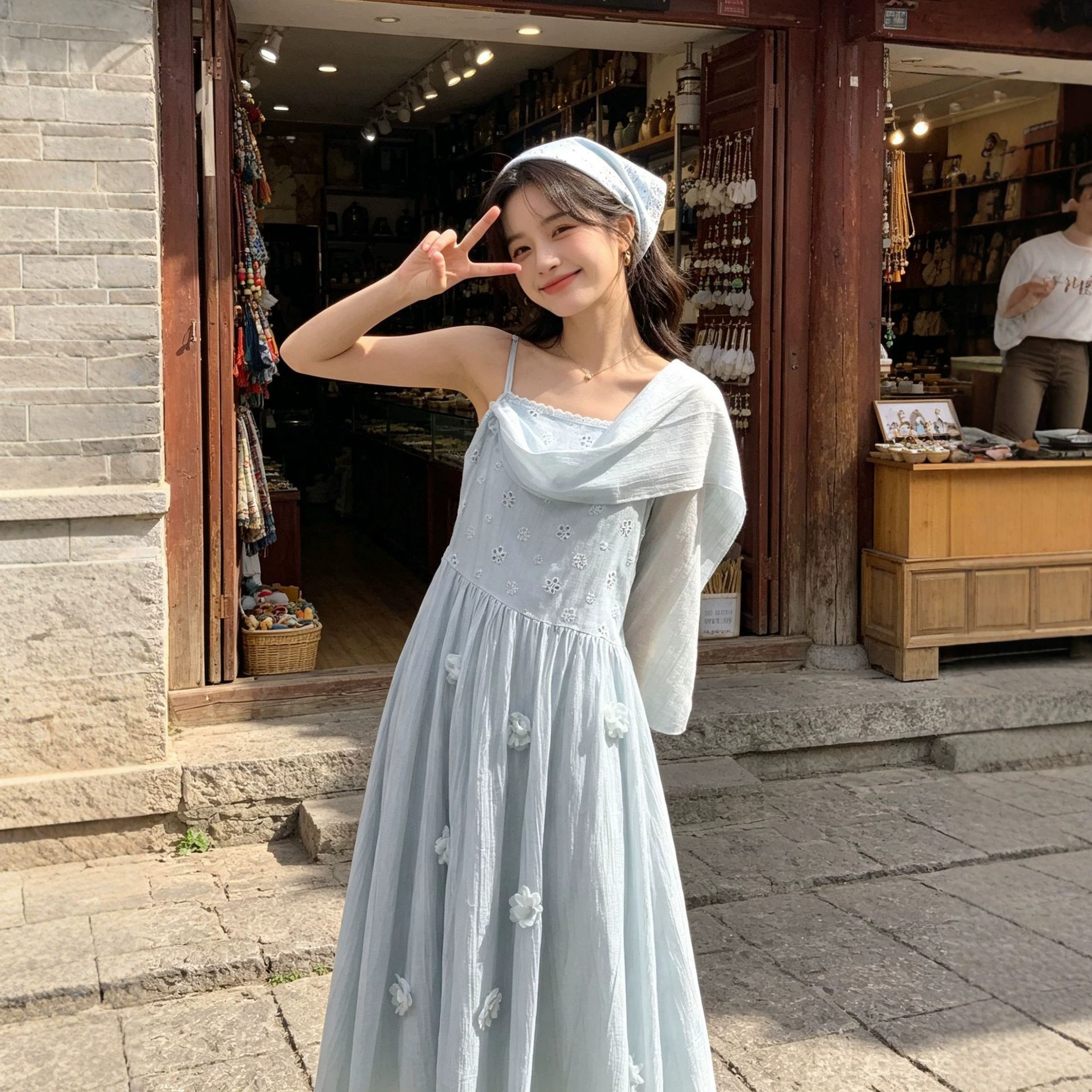 法式吊带连衣裙女夏季新款刺绣花朵长裙度假风文艺小清新纯色裙