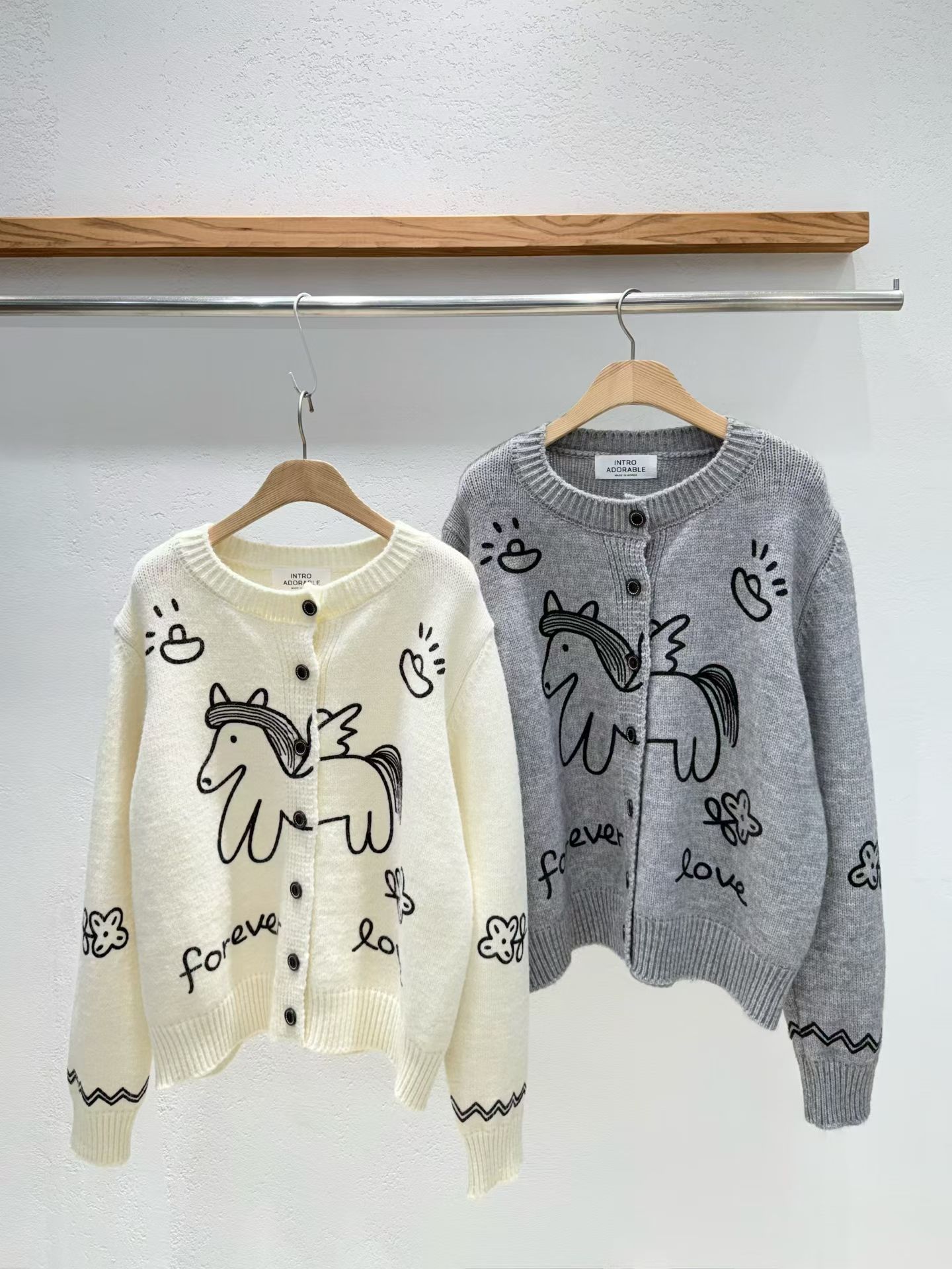 韩国东大门2025冬新款INTRO时尚百搭卡通小马刺绣针织开衫外套