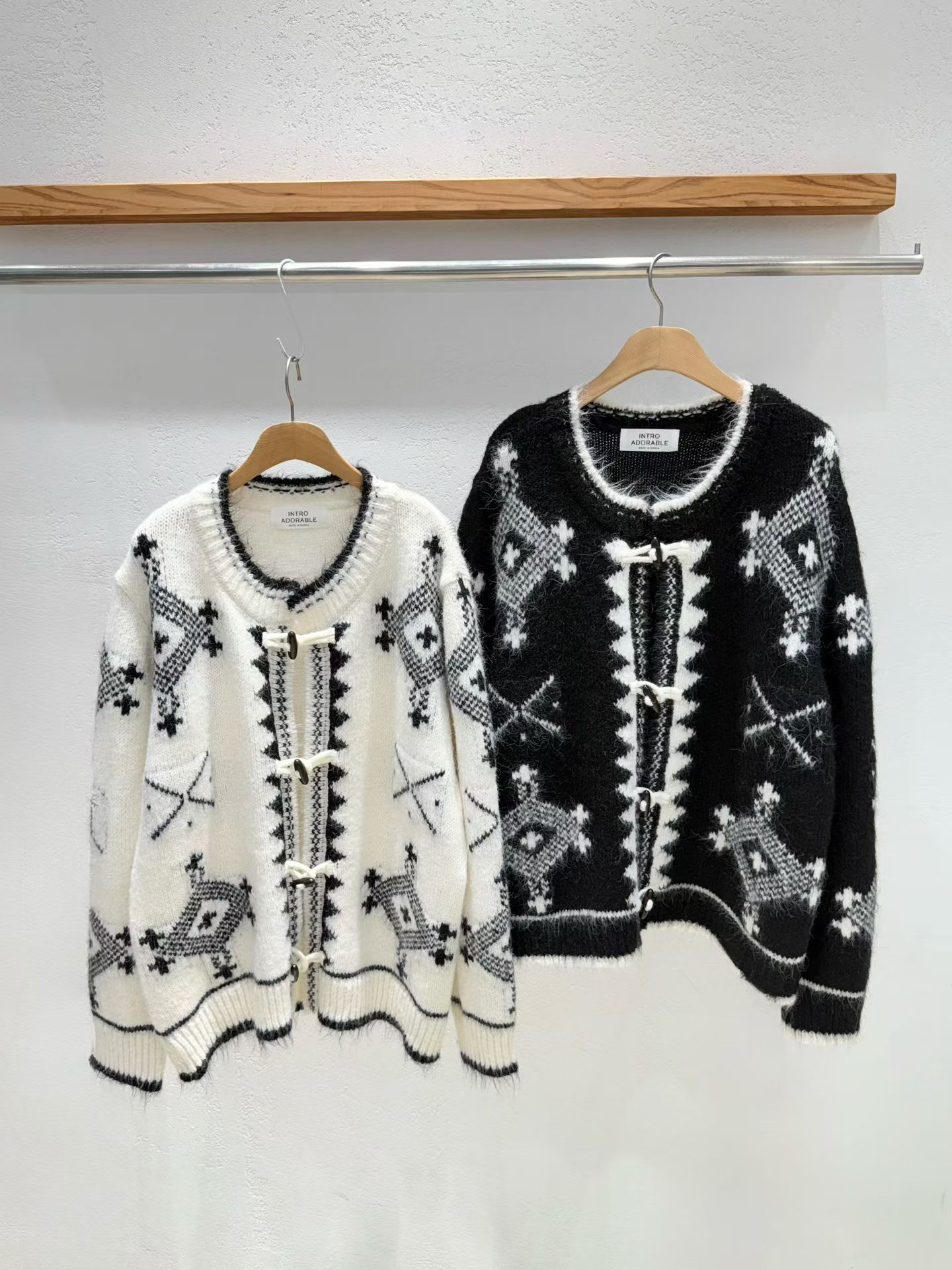 韩国东大门2025冬季新款INTRO时尚百搭复古牛角扣圆领针织开衫