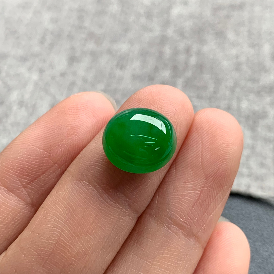 天然A货缅甸翡翠 蛋面 尺寸 : 11.7-10.4-5