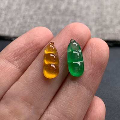 天然A货缅甸翡翠福豆一对 尺寸 : 14.1-5.9-3.8 / 13.8-5.8-3.2