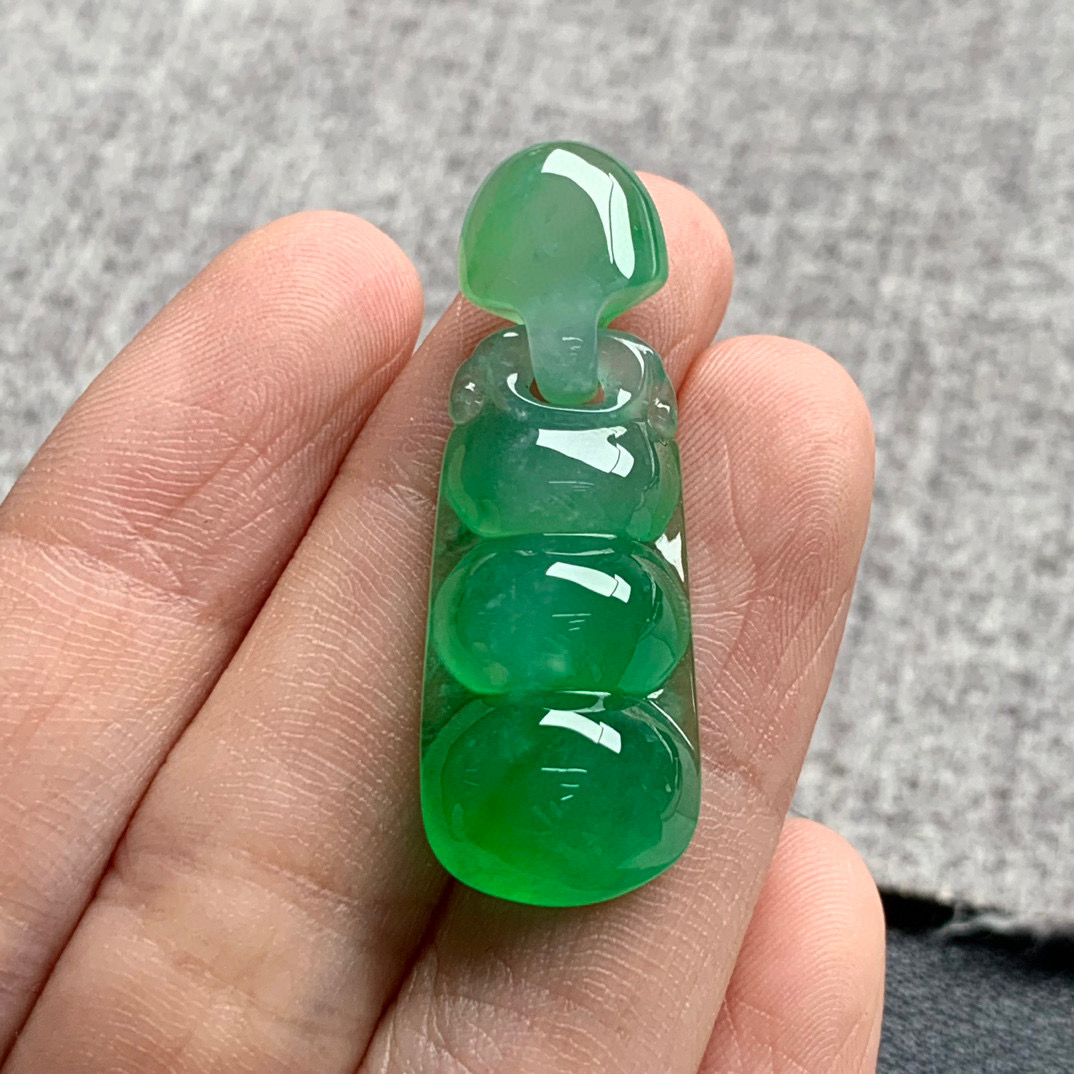 天然A货缅甸翡翠 福豆 尺寸 : 36.4-12.9-6.3