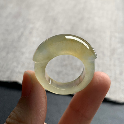 天然A货缅甸翡翠 黄翡戒圈 尺寸 : 30.3-29.1-7.8内径18.5圈口 18