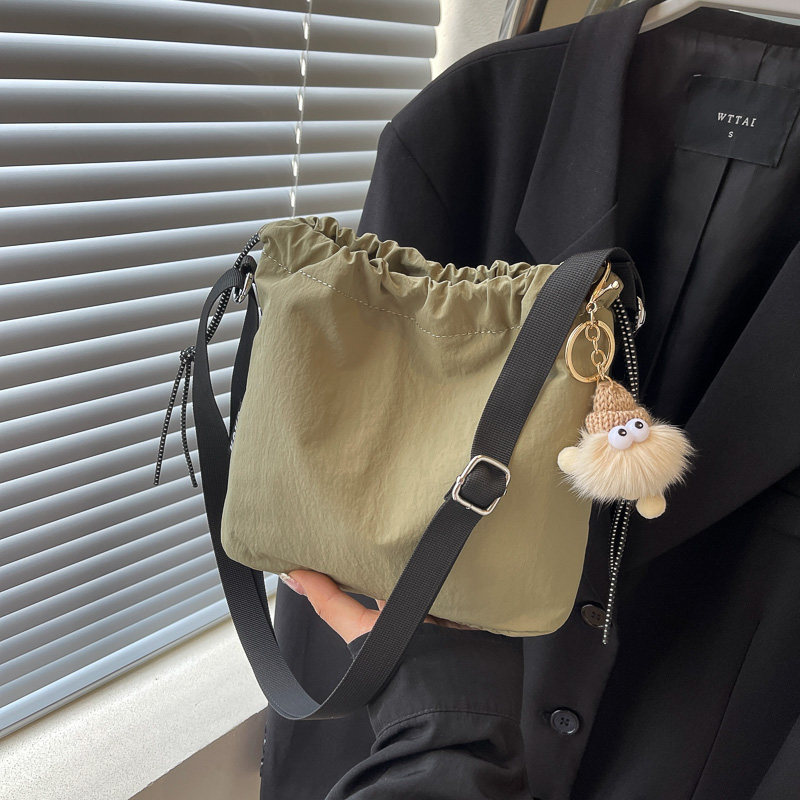 超火休闲尼龙布水桶包包女2025新款潮夏天学生上课单肩斜挎包小包,箱包皮具/热销女包/男包,水桶包,淘宝优惠券,粉丝福利购,淘宝优惠卷