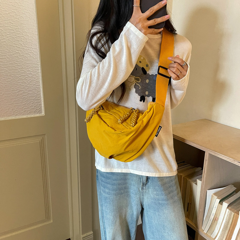 斜挎包饺子包女式2026新款轻便外出运动黄色胸包大容量女生休闲包