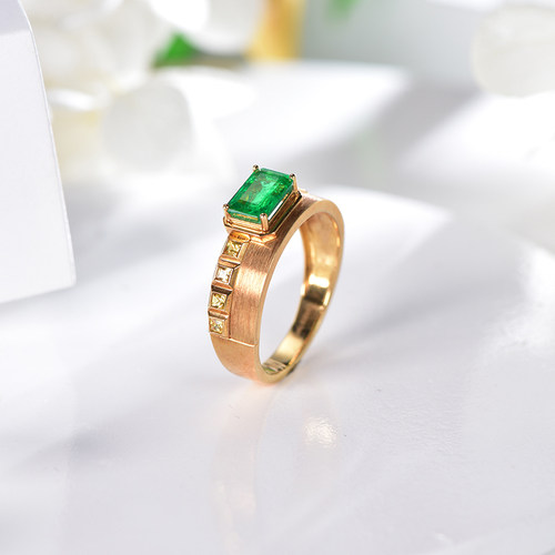 米莱珠宝18k金镶嵌钻戒祖母绿