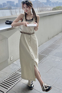 2024新款米色牛仔背带裙 212A-8824-P125-K188图片