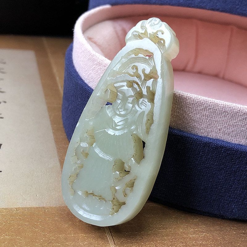 清代和田玉籽料童子执灵芝玉佩