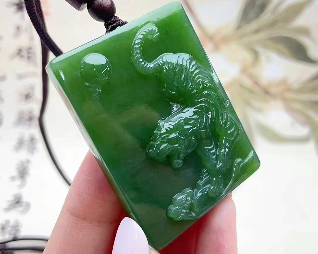 孤品天然和田玉碧玉菠菜绿生肖虎牌子男女款玉石老虎牌下山虎吊坠