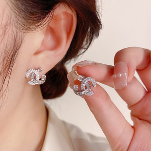 925银针精致时尚 微镶锆石字母耳钉女气质百搭小众设计感耳环耳饰