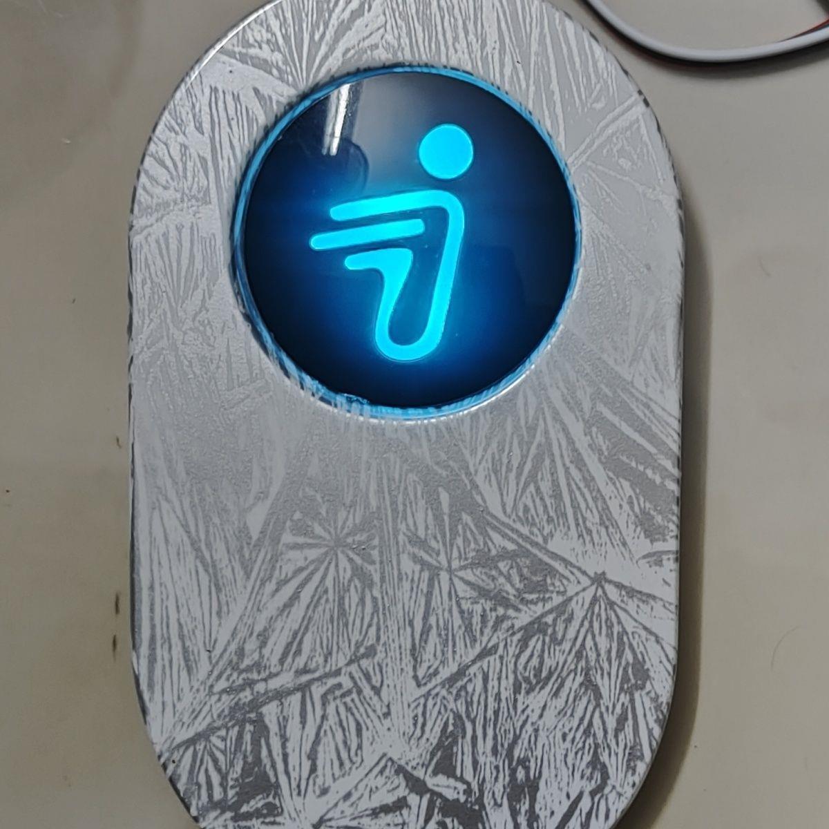 九号电动车Q80CQ85C高品质发光logo前小面板壳发光小飞人车标