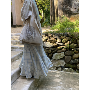 雏菊BellisPerennis2025AW时髦感斜裁蓝格不规则设计散边背心裙