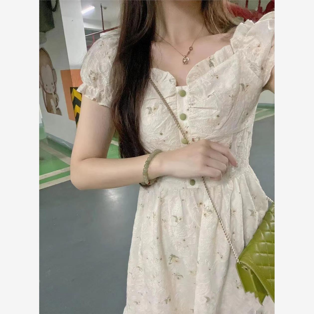 法式小清新方领碎花连衣裙女夏季别致绝美绣花收腰显瘦中长裙