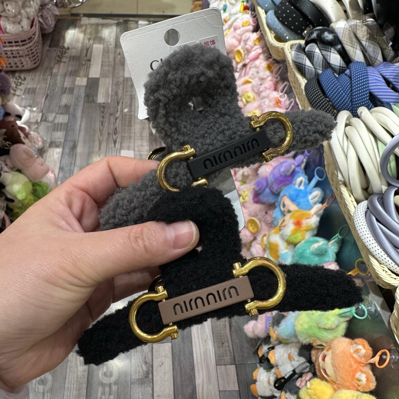 新客限时福利款现货数量不多羊羔毛绒鲨鱼夹时尚百搭马蹄扣黑色