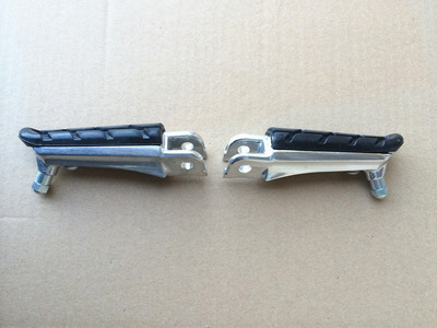 适用五羊本田暴锋眼CB190R暴风眼前左搁脚前右脚踏杆板摩托车脚蹬