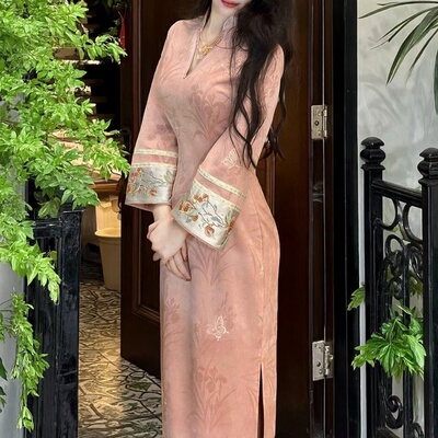 新中式复古刺绣长袖中长旗袍粉色