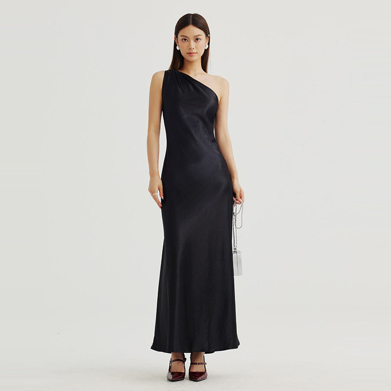 法式轻奢优雅风黑色斜肩无袖连衣裙女晚宴聚会修身显瘦长裙小礼服