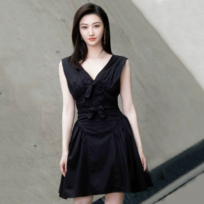 赫本黑色V领无袖连衣裙女高级感气质纯欲性感辣妹收腰显瘦a字短裙