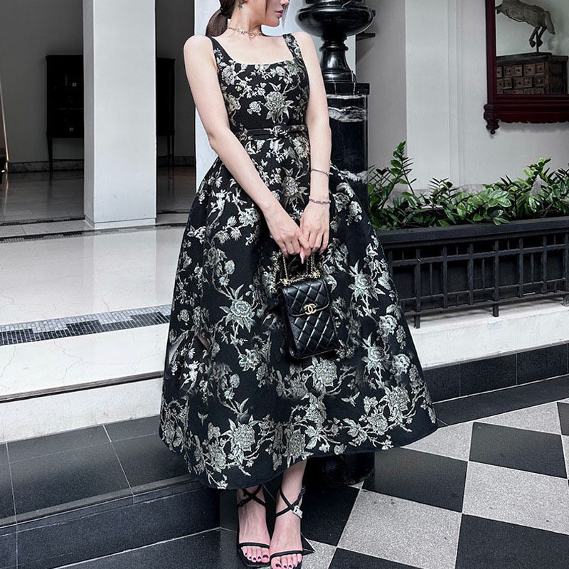 泰国潮款黑金玫瑰刺绣吊带长裙法式复古提花收腰显瘦蓬蓬连衣裙女