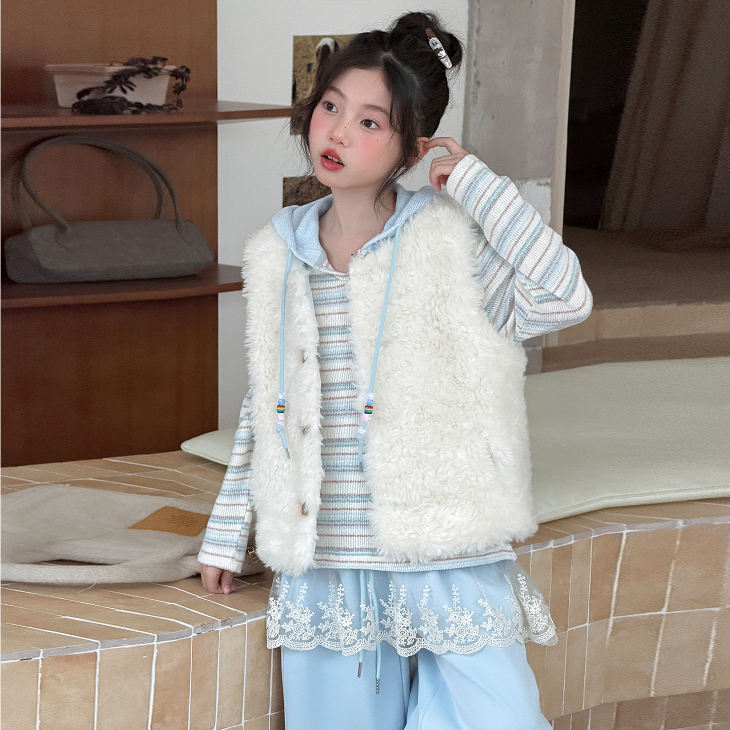 韩系女童甜美毛毛马甲套装2026秋冬季儿童冬装条纹毛衣卫裤三件套