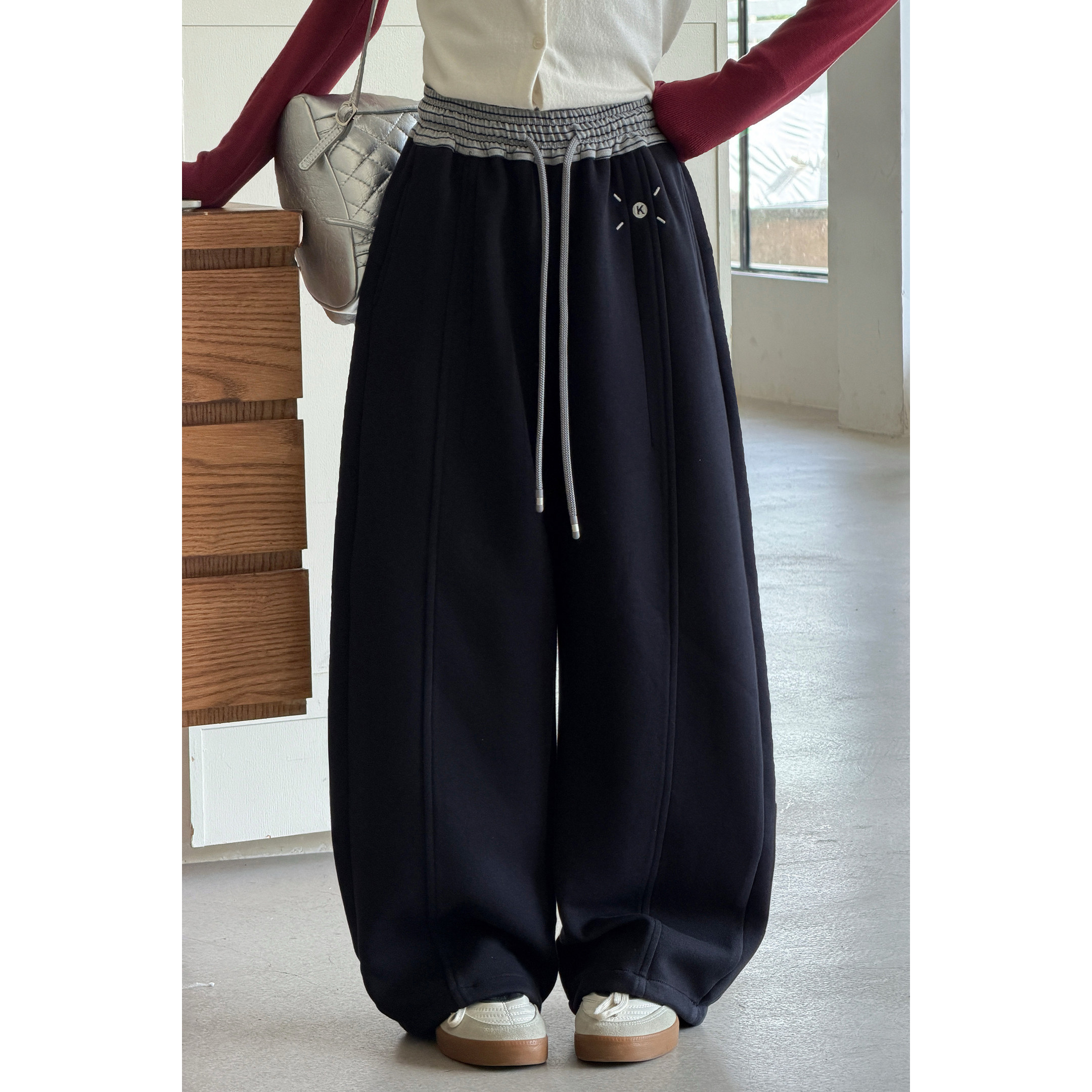 韩系女童休闲卫裤2026秋季新款中大童腰头撞色刺绣儿童阔腿弯刀裤