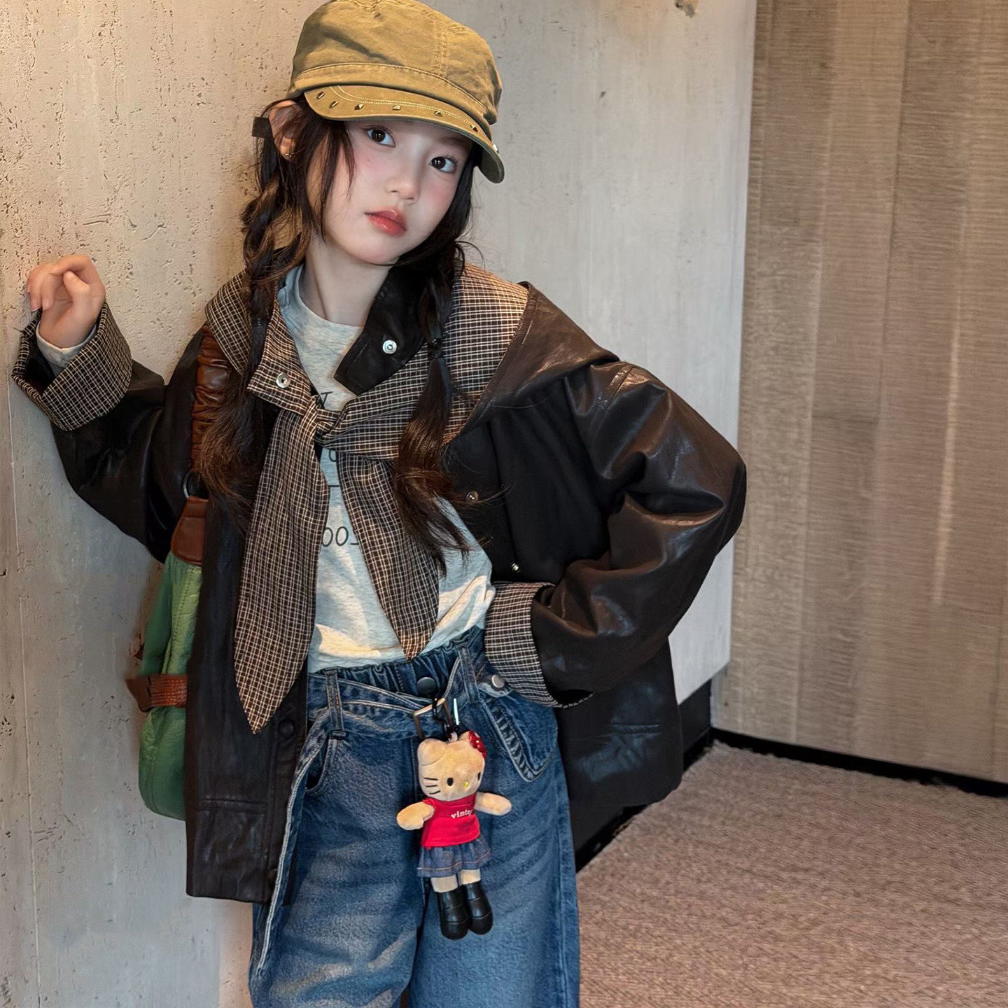 韩系女童英伦格子拼接PU外套上衣2026新款儿童开衫连帽时髦皮衣潮