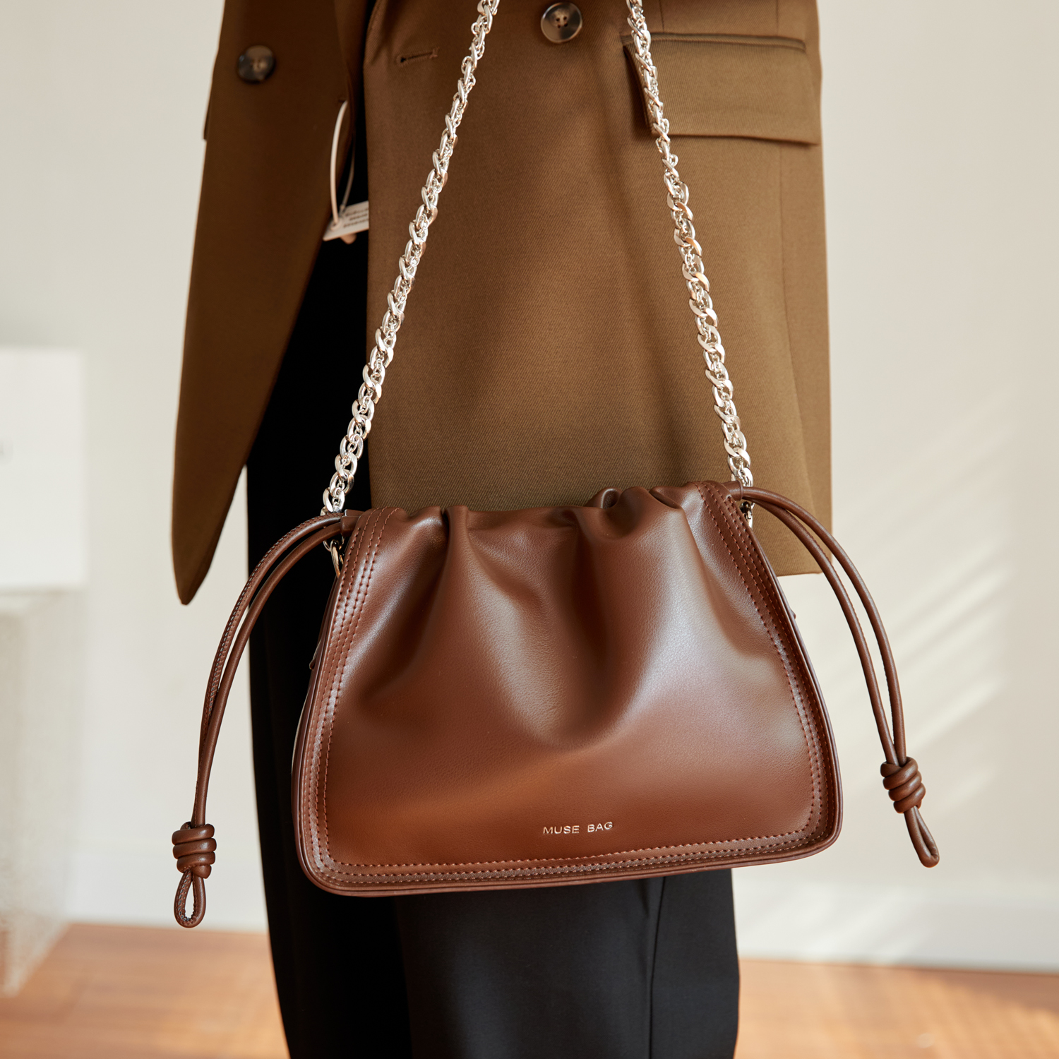 水桶包包2023秋冬新款斜挎女包大容量通勤2024春季新款抽带单肩包