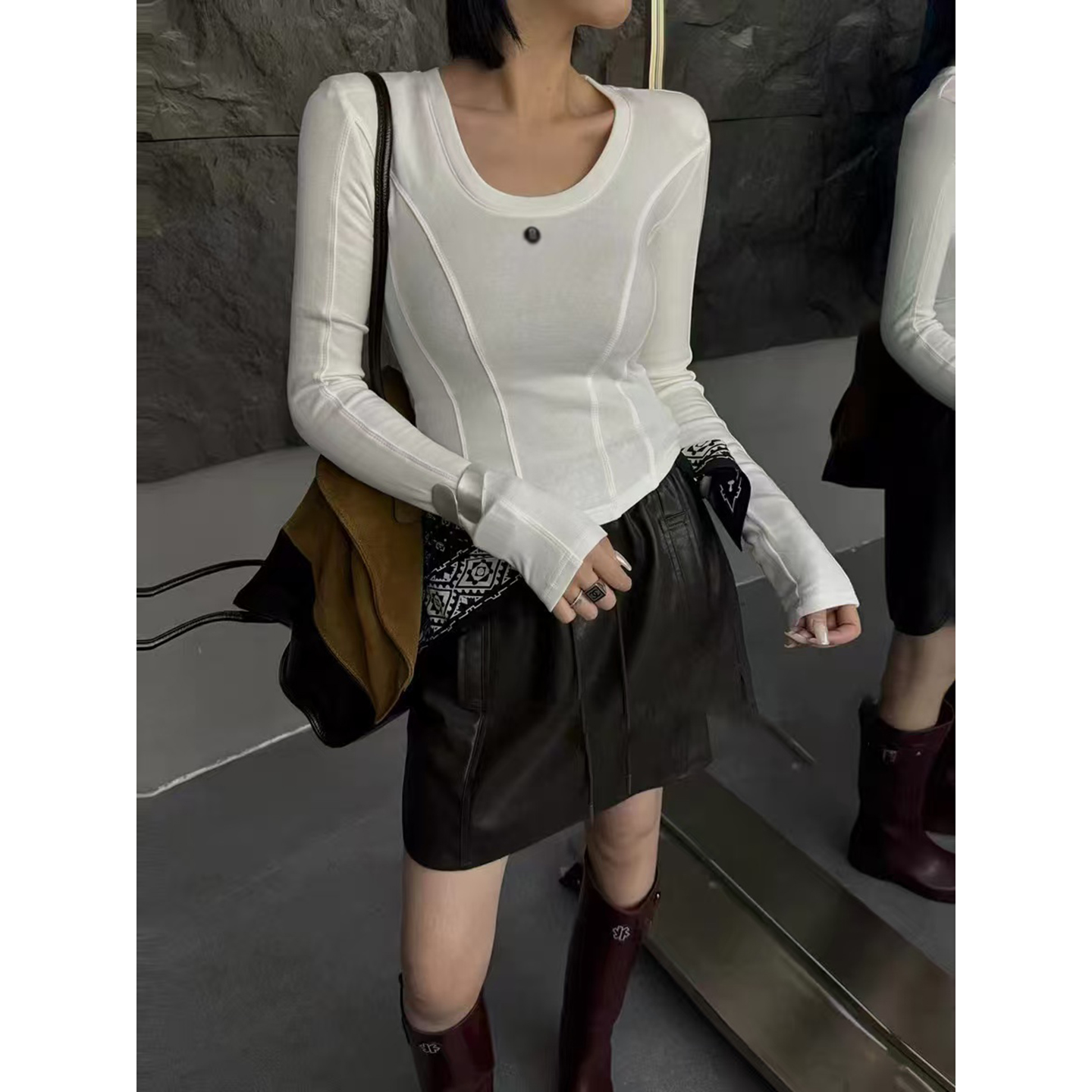 欧货时尚简约显瘦U领小标加绒T恤