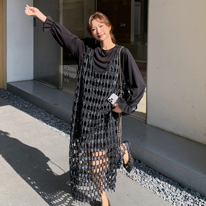 赫本风超火黑色裙女春秋新款吊带镂空设计感背心连衣裙