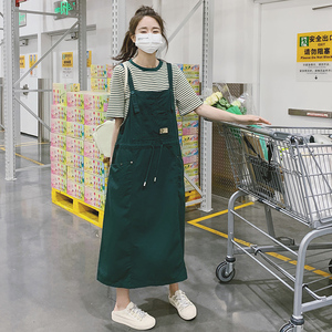 绿色工装背带裙女夏季宽松大码收腰遮肉显瘦减龄连衣裙图片