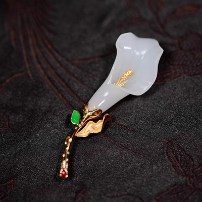 新品新疆和田玉白玉马蹄莲苏工精雕镶嵌18k金胸针吊坠女款新中式