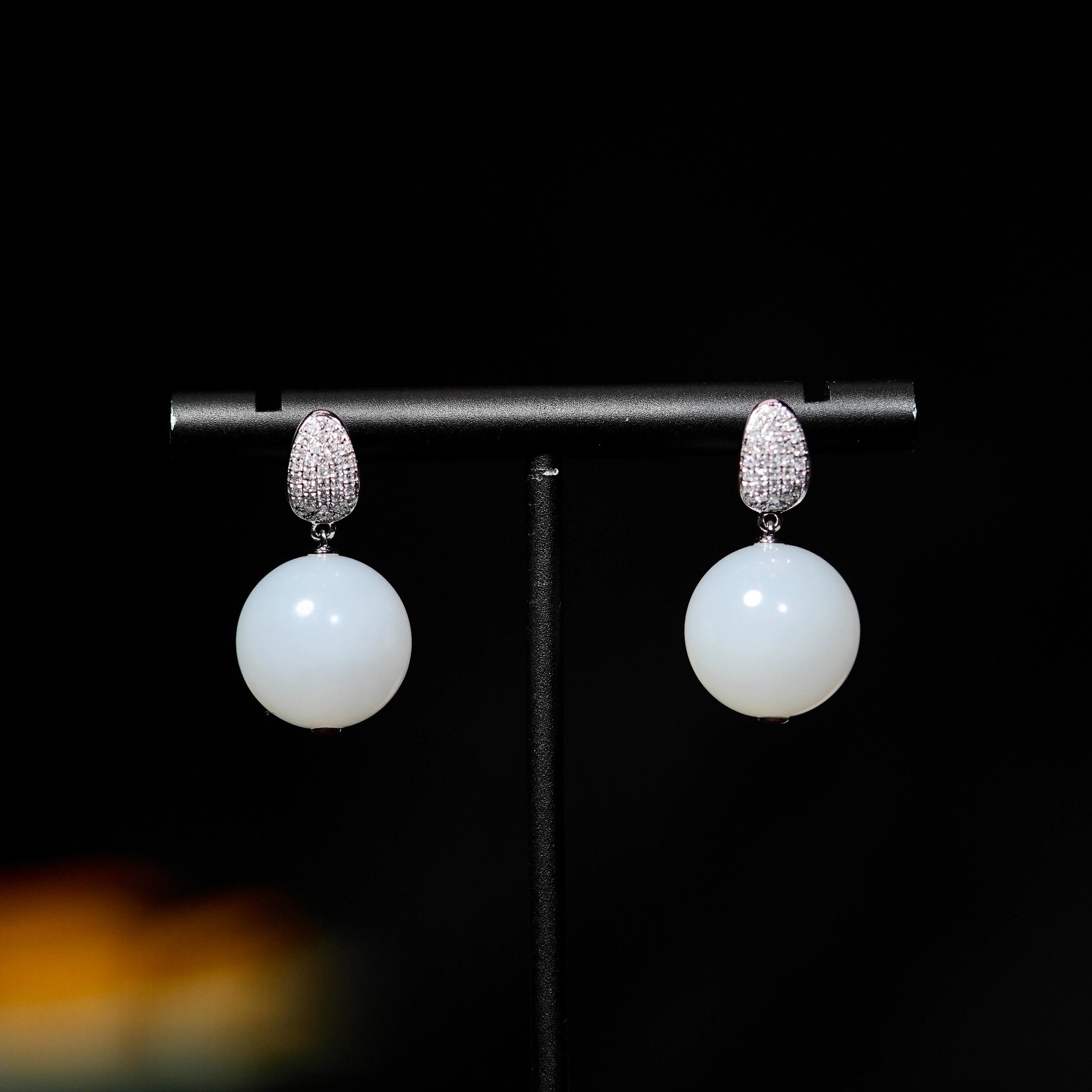 新疆和田白玉18k金满钻白金镶嵌耳针款卡14mm圆珠女时尚耳环耳坠