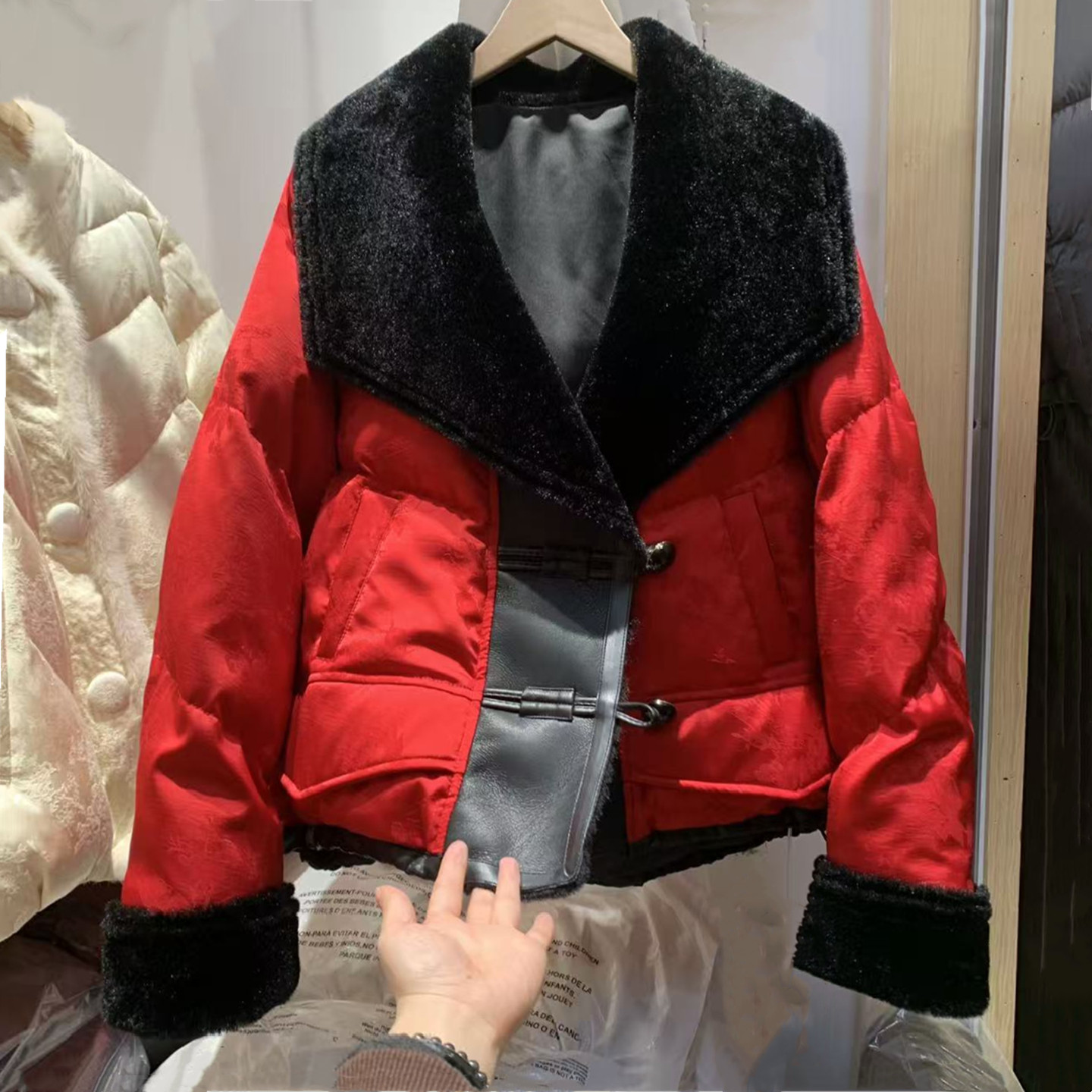 环保毛皮毛拼接大翻领红色羽绒服女2025冬季新款宽松白鸭绒外套潮