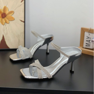复古赫本风一字凉拖小个子女2026夏新款 水钻细带方头细跟7CM拖鞋
