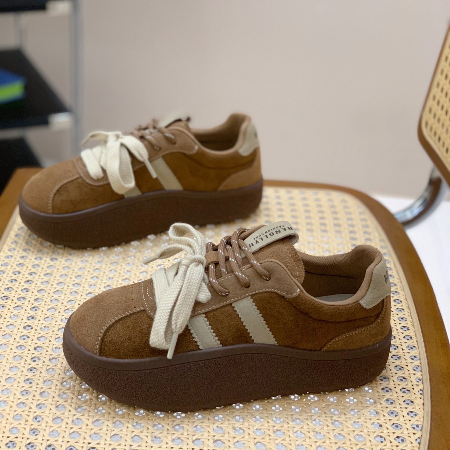 高级氛围感时尚潮流休闲通勤板鞋