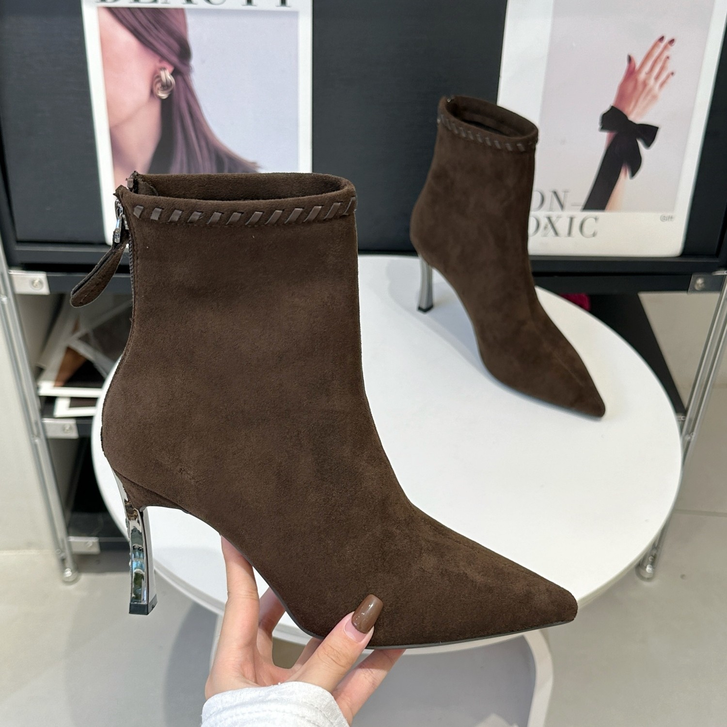 黑色弹力瘦瘦靴女2025新款冬季加绒中筒靴细跟尖头显瘦高跟时装靴