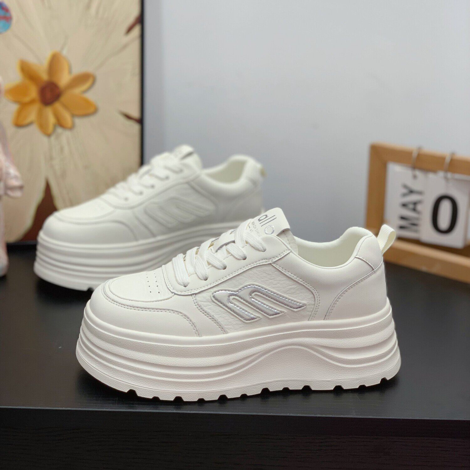 增高显瘦爆款真皮小白鞋小个子女2026春新款轻便百搭休闲厚底板鞋