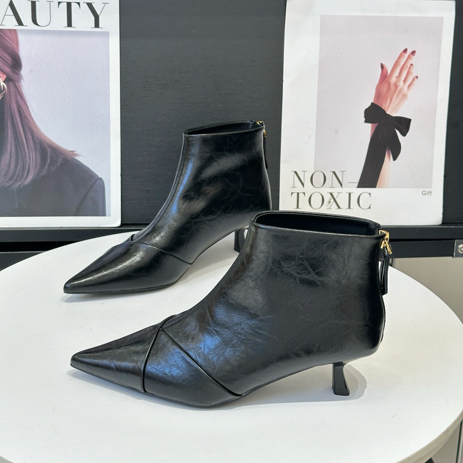 气质猫跟加绒短靴女2025冬季新款法式尖头细跟瘦瘦靴配裙子短筒靴