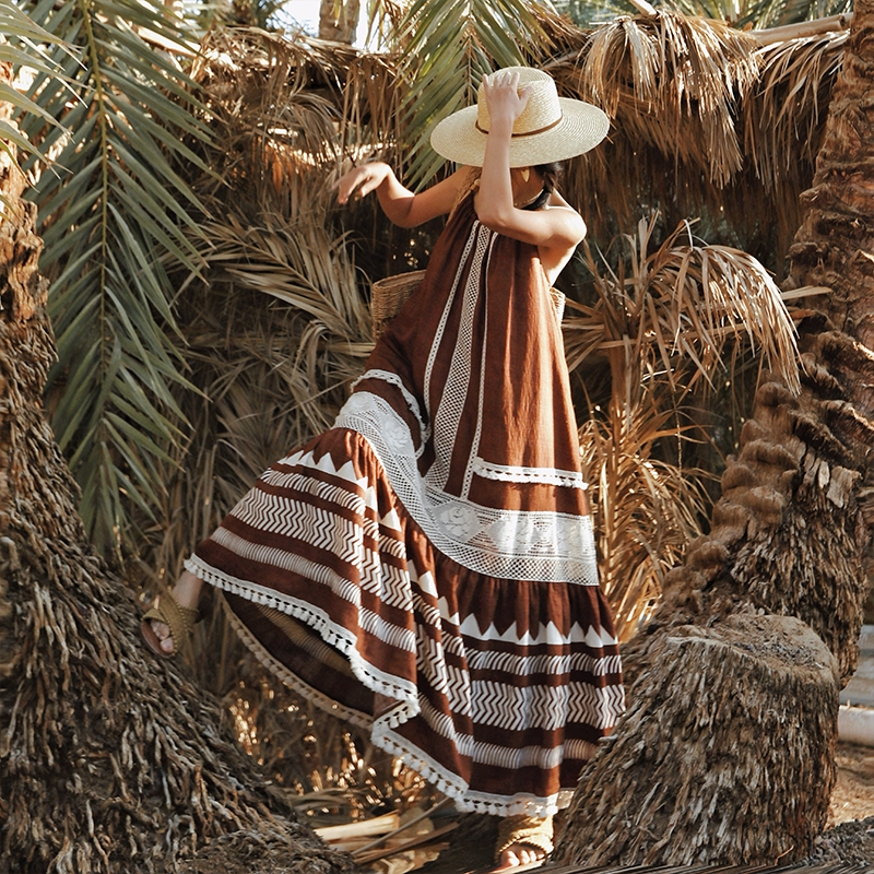 波西米亚度假风露背吊带连衣裙