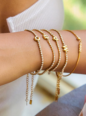 静俏设计不锈钢带钻字母手链轻奢