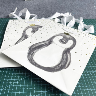 圣诞彩印企鹅小礼品袋手提袋礼物袋纸袋收纳袋15.87 12.7CM 7.2