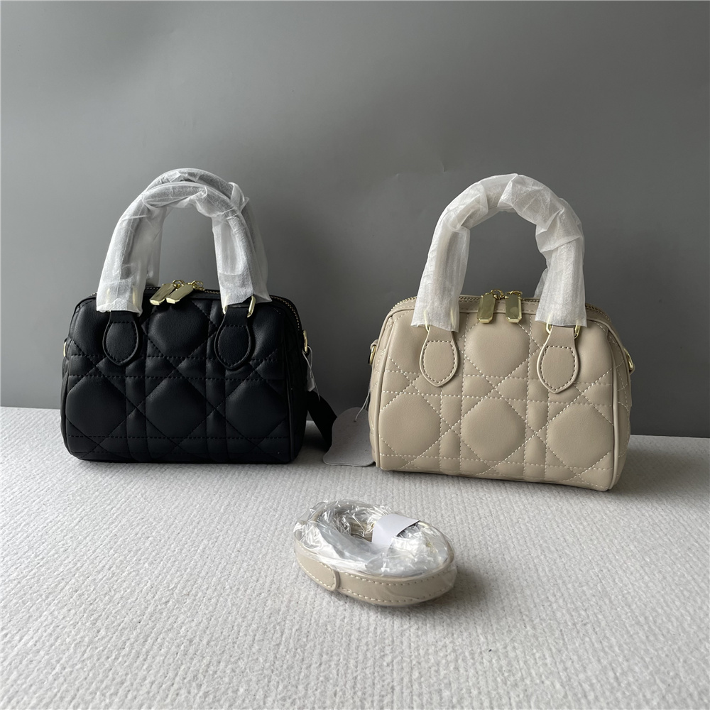 2025秋冬新款时尚经典手提单肩斜挎女包百搭通勤枕头包精致女包