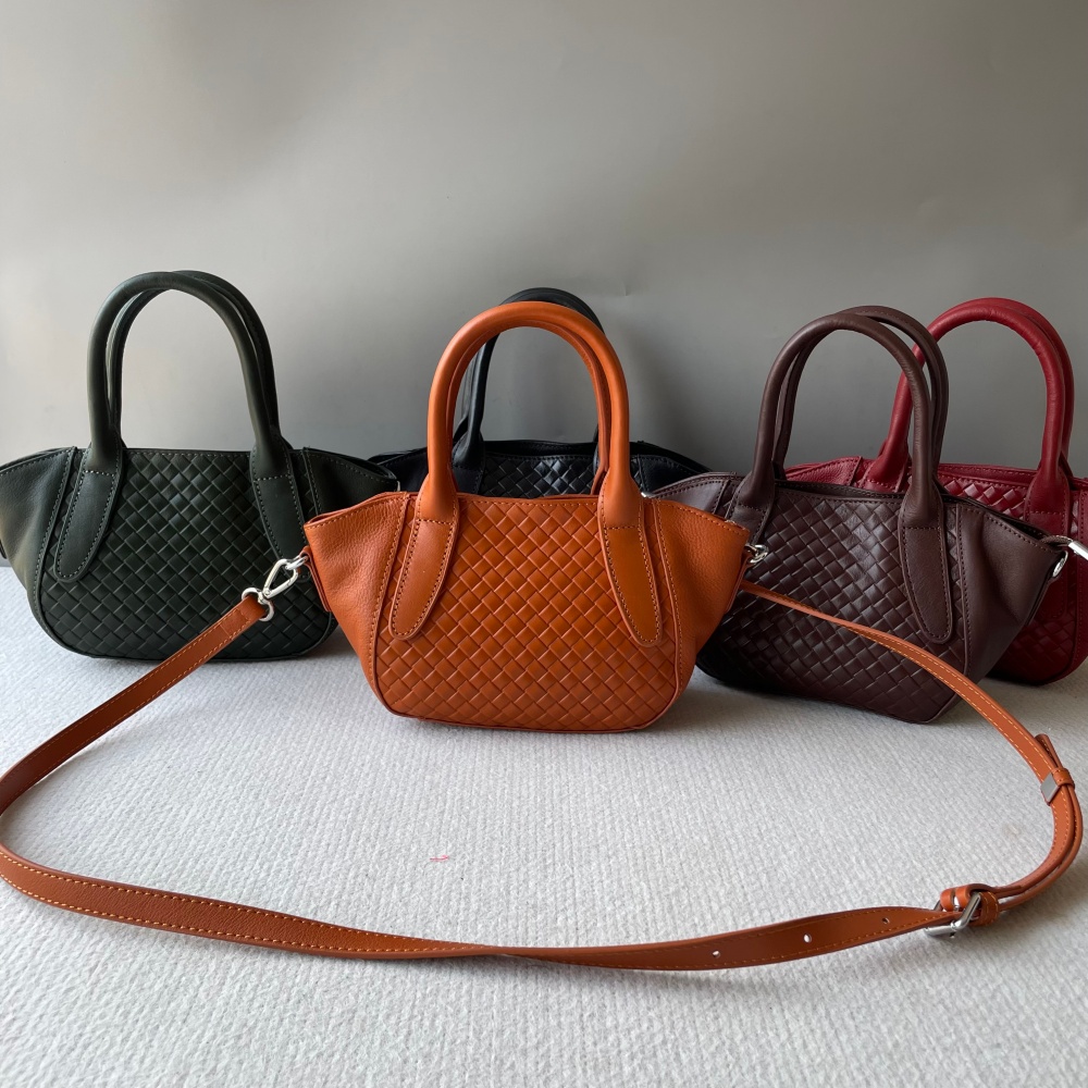 2025年冬季新款手提单肩斜挎女包复古风时尚百搭头层牛皮潮包