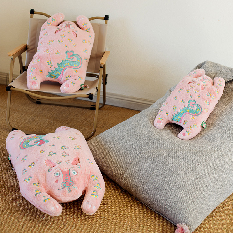 若愚工坊RUOYUSTUDIO原创设计粉龙抱枕靠垫,居家布艺,靠垫/抱枕,淘宝优惠券,粉丝福利购,淘宝优惠卷